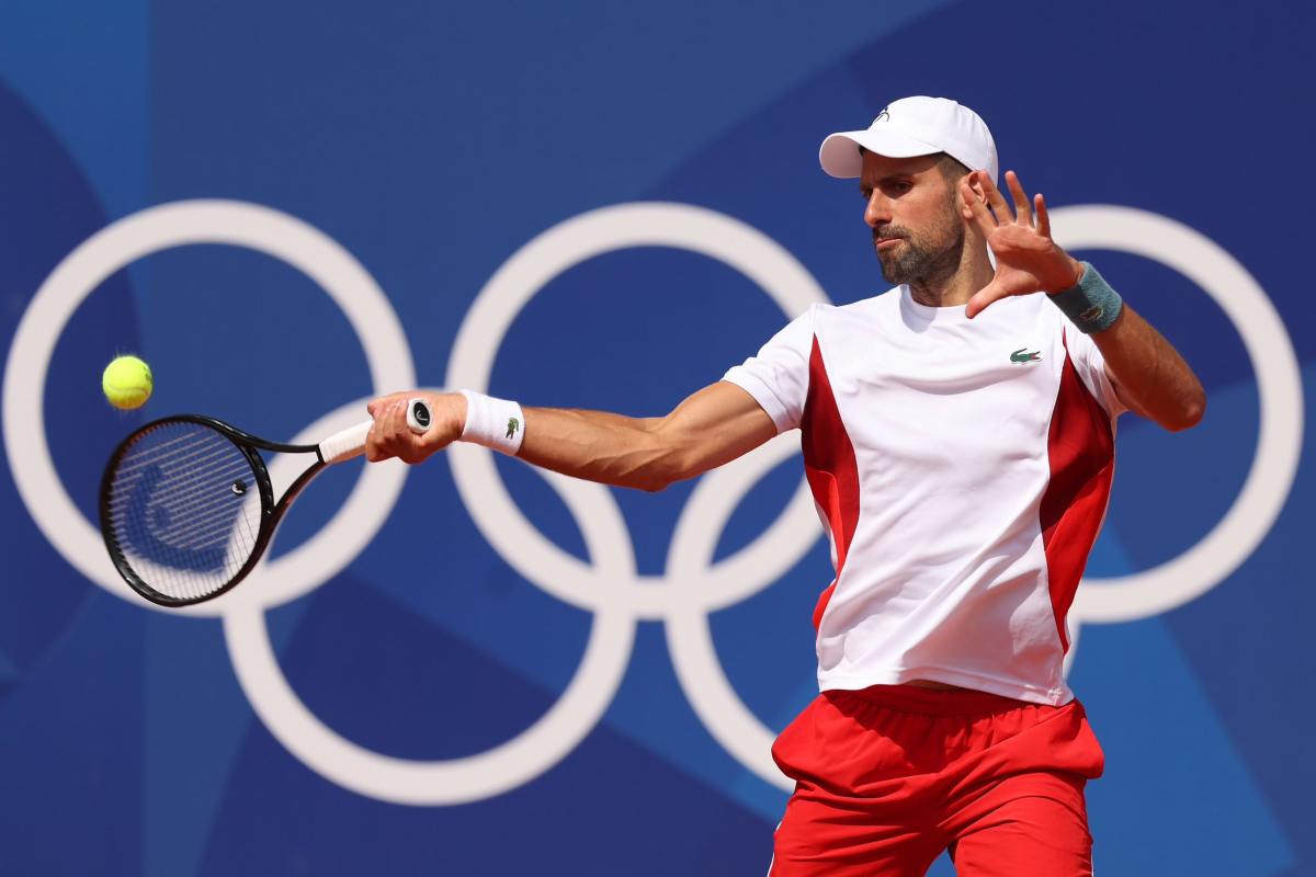 Djokovic in azione col dritto alle Olimpiadi di Parigi