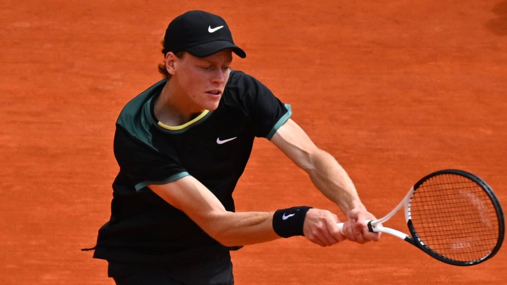 Jannik Sinner in azione sulla terra battuta