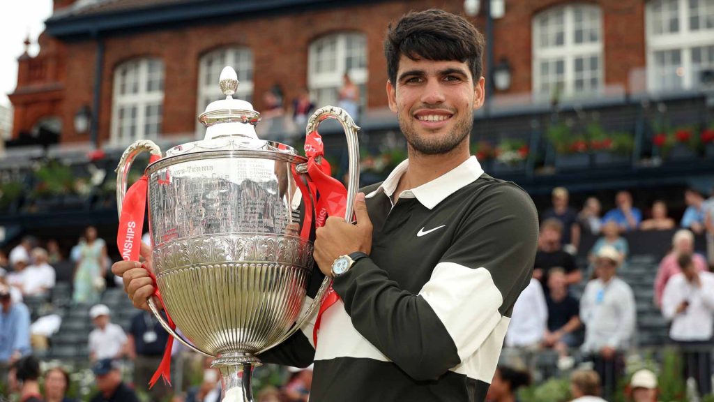 Alcaraz trionfa al Queen's e avvicina Sinner nel ranking