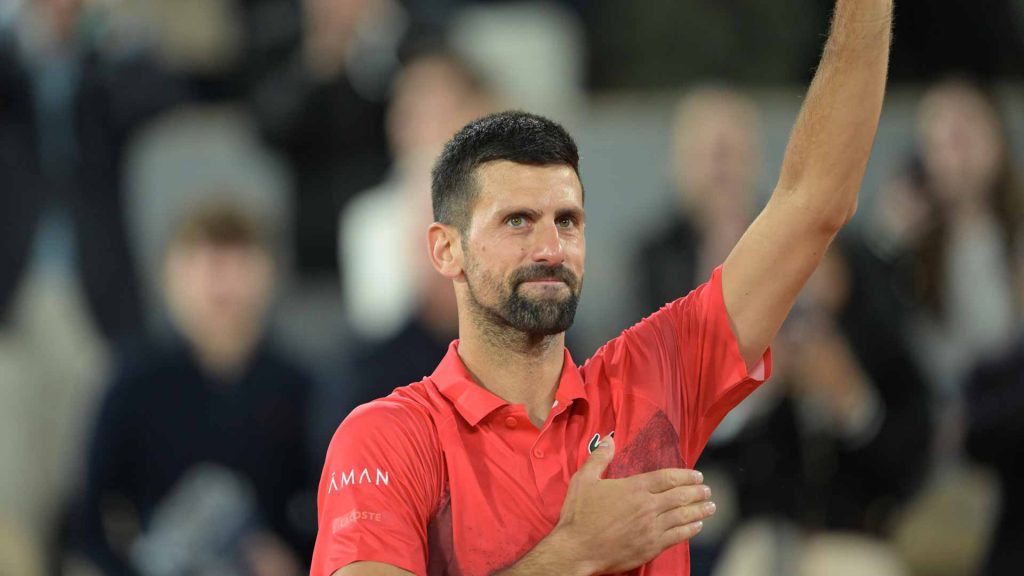 Novak Djokovic saluta Parigi