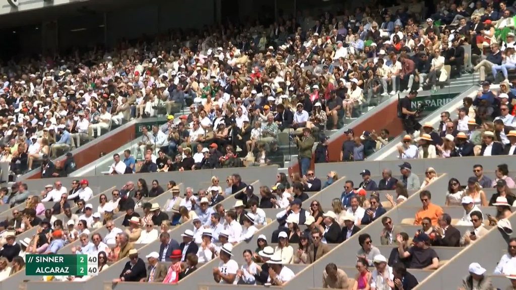 Il pubblico del Roland Garros per Alcaraz: la risposta di Sinner