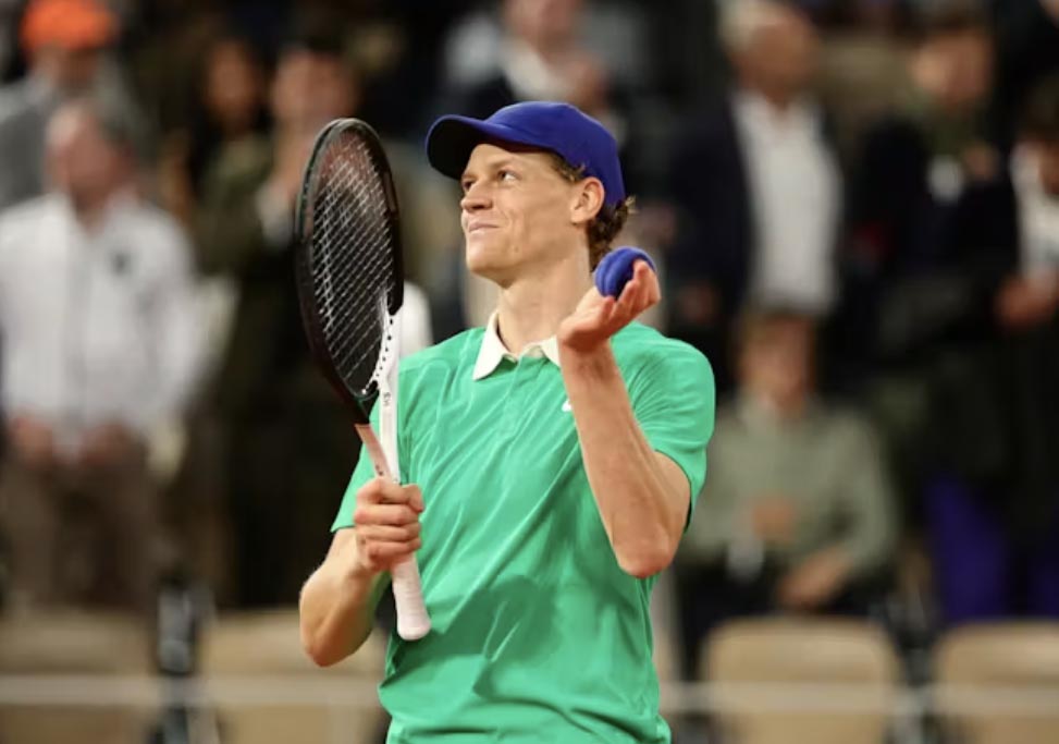 Jannik Sinner esulta dopo una vittoria al Roland Garros