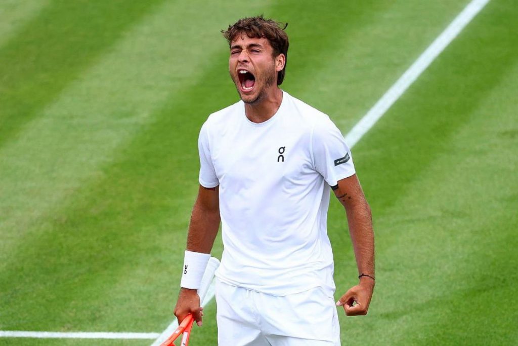 Cobolli esulta in campo a Wimbledon