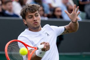 Cobolli in azione col dritto al torneo di Wimbledon
