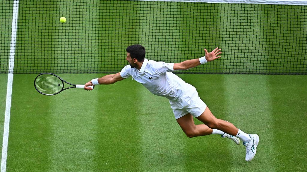 Novak Djokovic in azione a Wimbledon