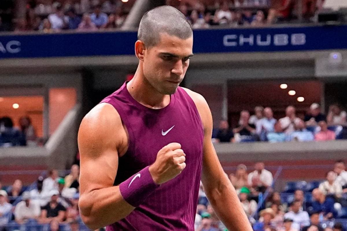 US Open – Alcaraz, nuovo look stessa testa di sempre: «Concentrato sul mio gioco. Sinner sotto pressione? Non credo»