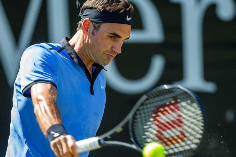 Federer in azione con il rovescio
