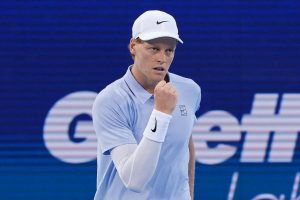 Jannik Sinner esulta facendo il pugno in direzione del suo angolo