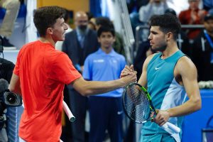 Luca Nardi e Carlos Alcaraz si stringono la mano a rete dopo una partita