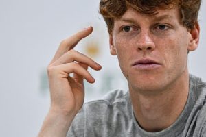 Sinner riparte da Doha: “La sconfitta con Djokovic mi è servita”