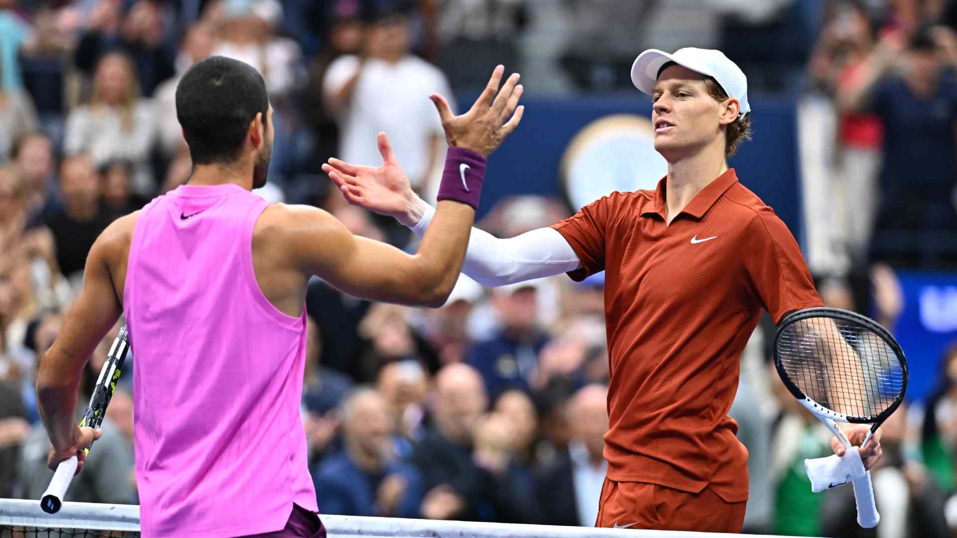 Federer accende il dibattito: “Campi più lenti? Fa comodo avere Sinner e Alcaraz in finale”