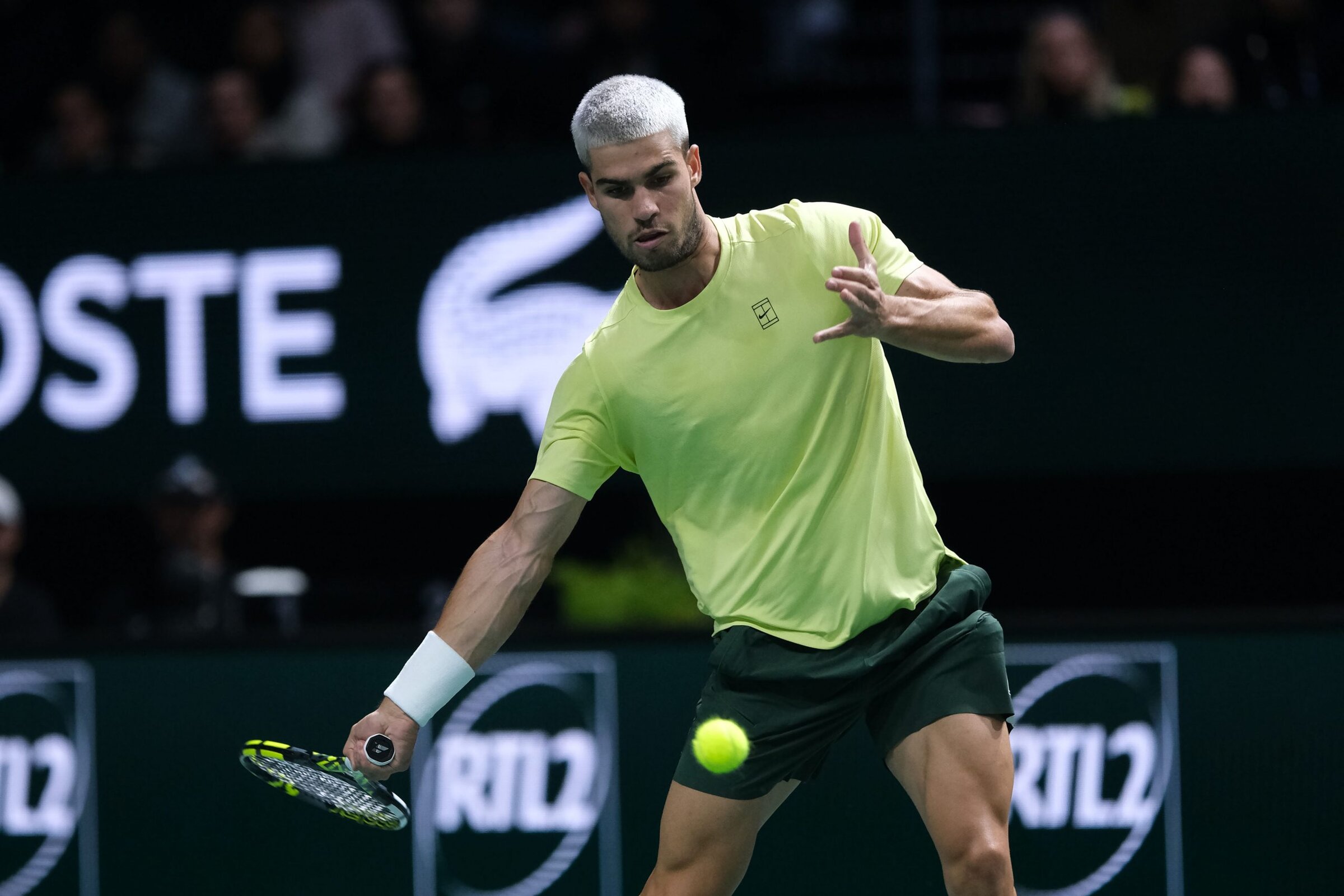 Alcaraz batte Auger-Aliassime 6-2 6-4 e vola in finale alle ATP Finals 2025