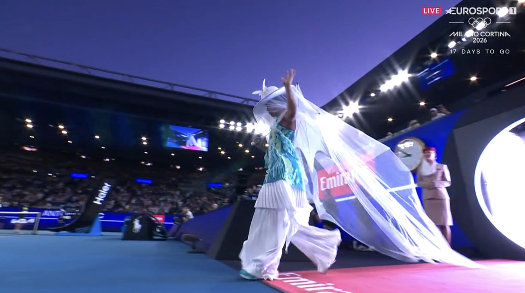 L’ingresso in campo a Melbourne di Naomi Osaka è già diventato iconico