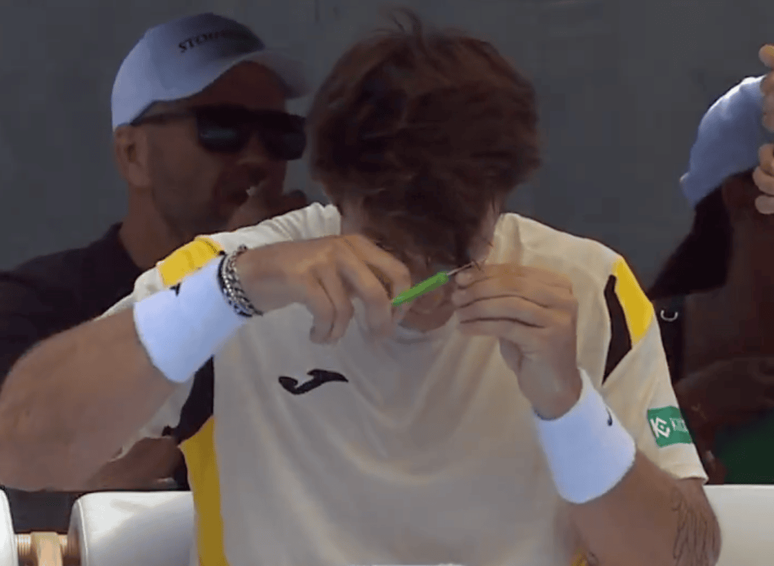Carabelli si taglia i capelli durante il match: c’è un (celebre) precedente