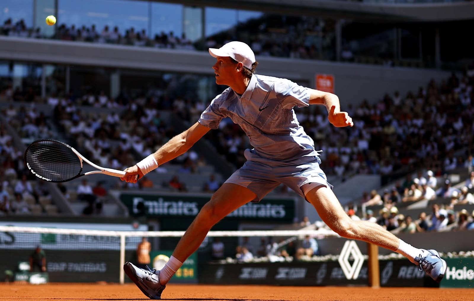Sinner si sente male al Roland Garros, malore in campo e fuori contro Cerundolo