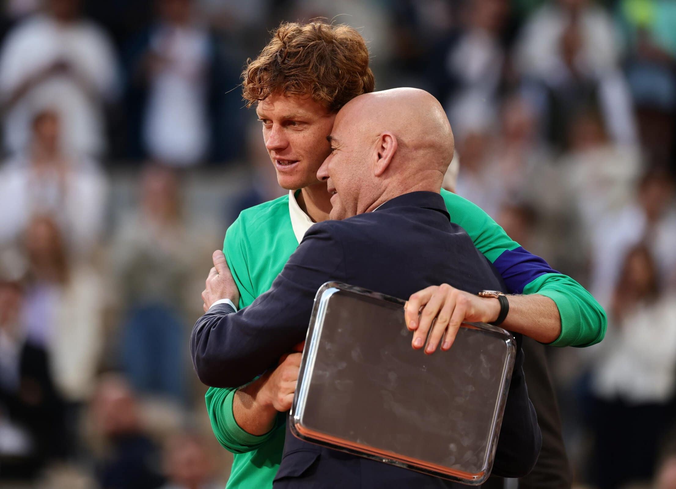 Agassi riaccende il dibattito su Sinner: “C’è qualcosa che non torna”. Dubbi sulla preparazione